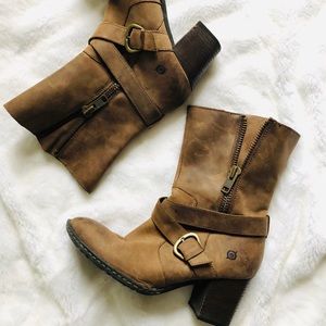 Born mid-height leather boots